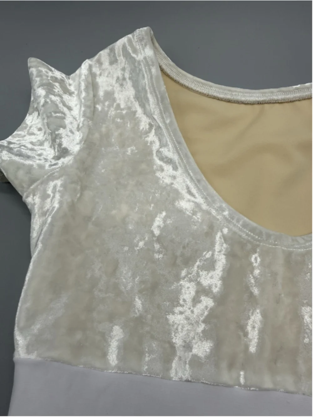 Luckyleo Dancewear Women's Short Sleeve White Velvet Accent Leotard